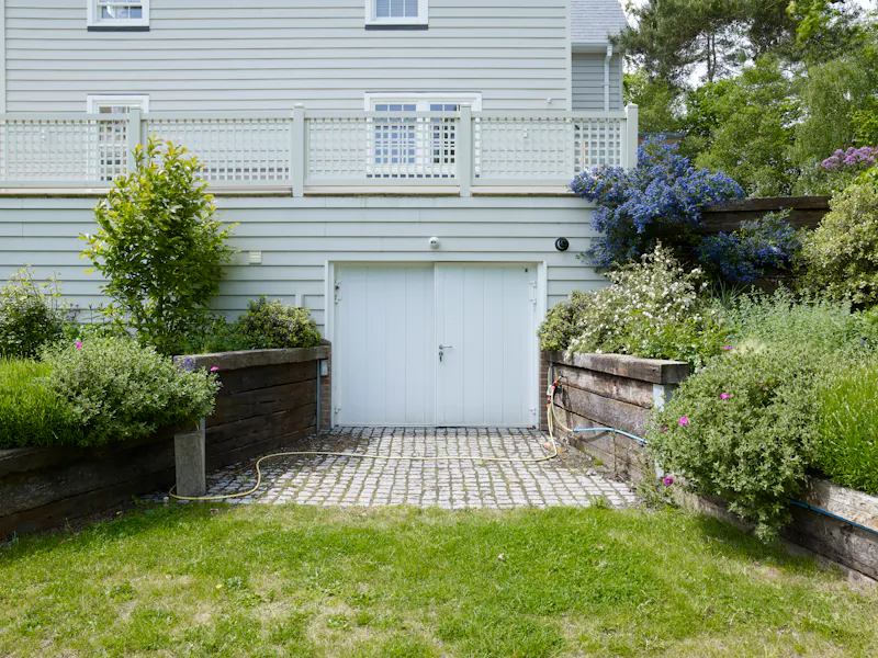 White colonial  house in Churt, D2631 (photo 50)