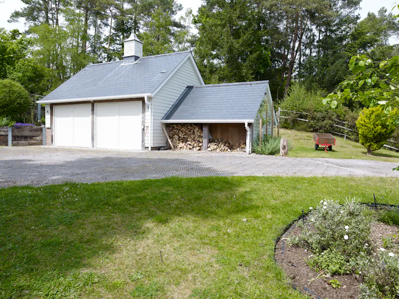 White colonial  house in Churt, D2631 (photo 62)