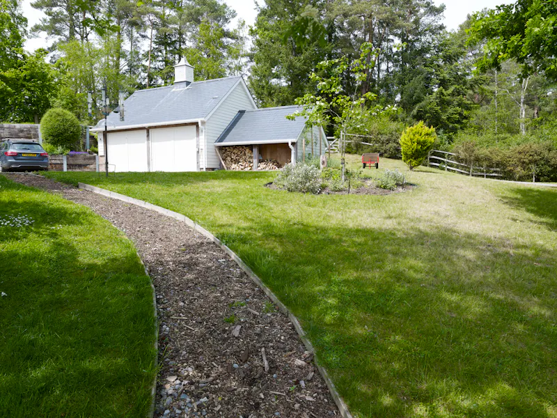 White colonial  house in Churt, D2631 (photo 63)