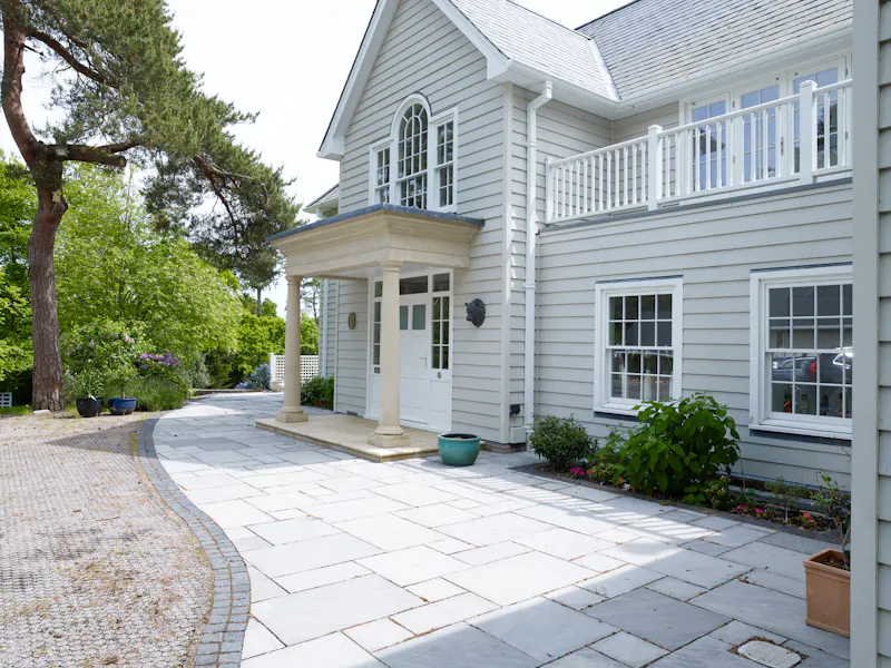 White colonial  house in Churt, D2631 (photo 41)