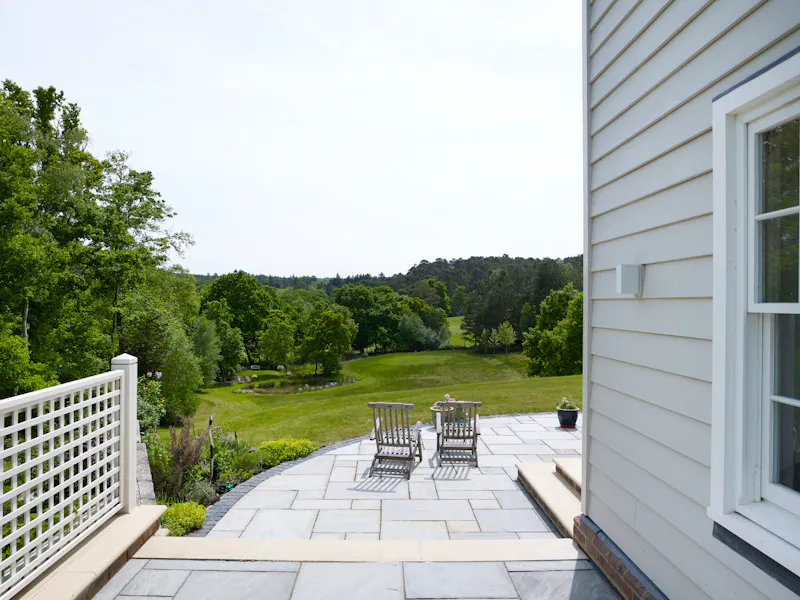 White colonial  house in Churt, D2631 (photo 43)