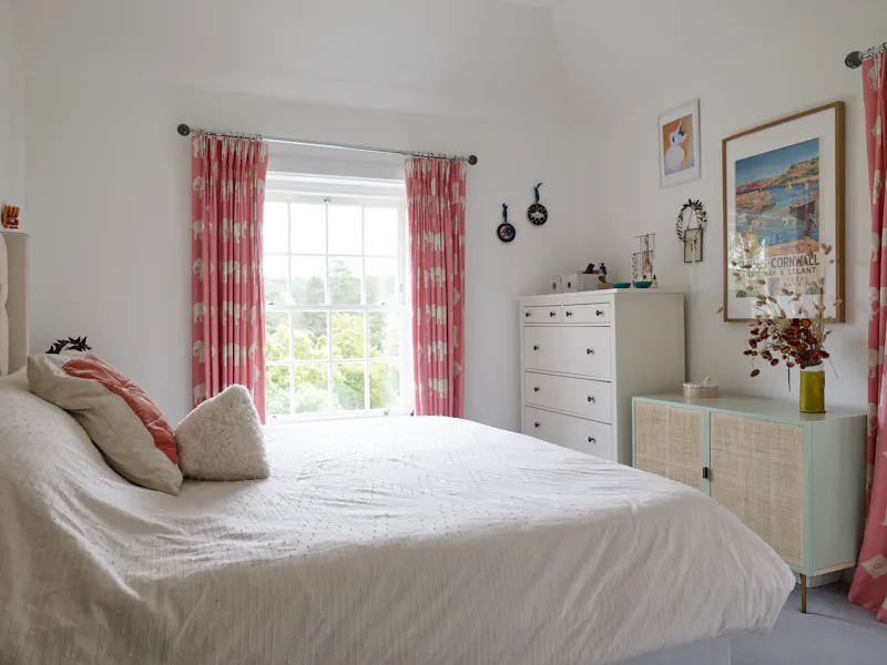 Bedroom at White colonial  house in Churt, D2631 (photo 32)