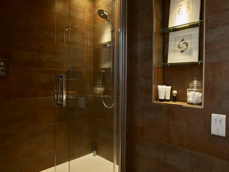 Shower at White colonial  house in Churt, D2631 (photo 14)