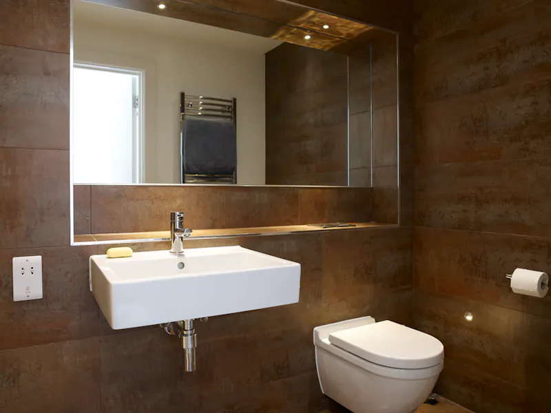 Bathroom at White colonial  house in Churt, D2631 (photo 15)