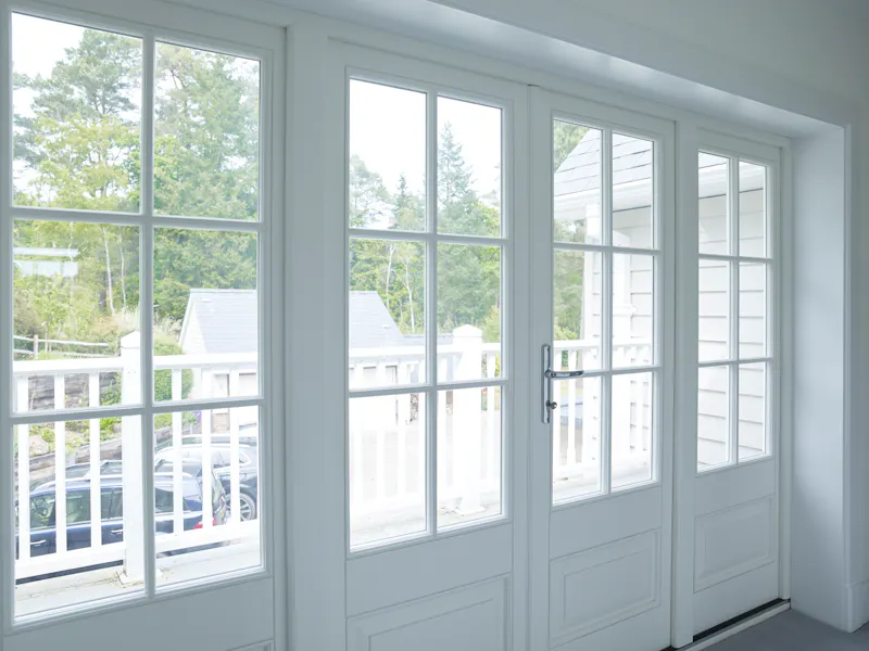 Balcony at White colonial  house in Churt, D2631 (photo 29)