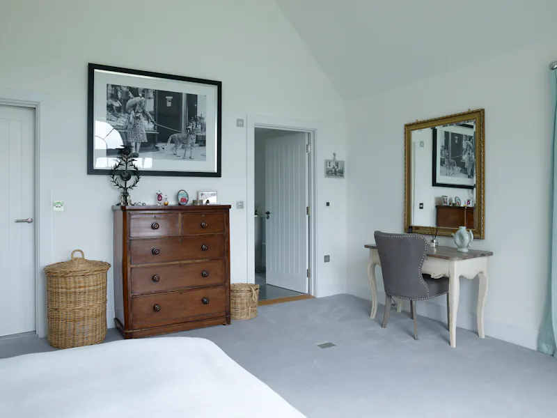 Bedroom at White colonial  house in Churt, D2631 (photo 31)