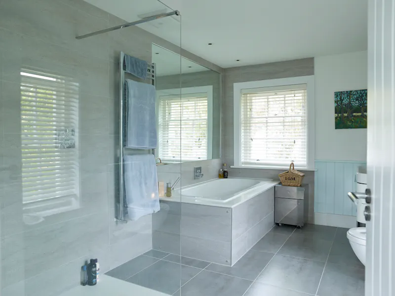 Bathroom at White colonial  house in Churt, D2631 (photo 38)