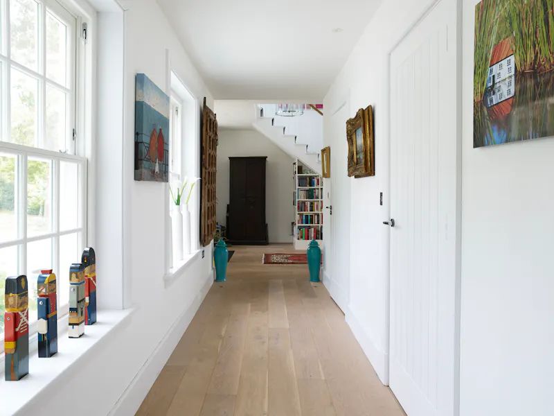 Corridor at White colonial  house in Churt, D2631 (photo 11)