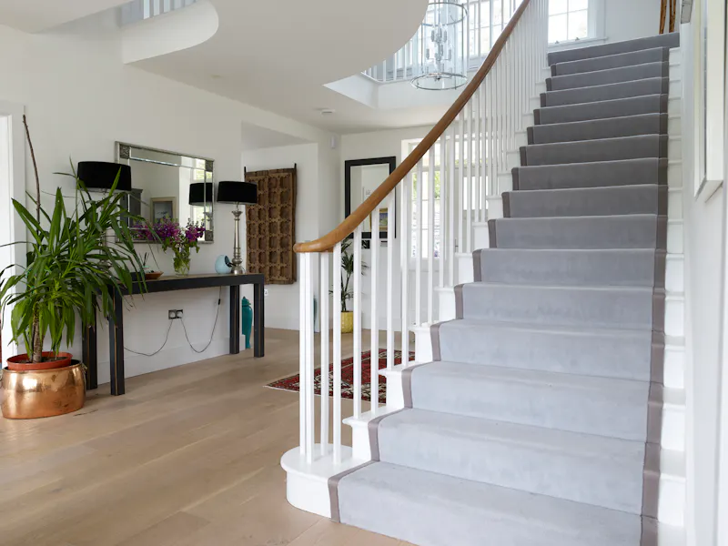 Staircase at White colonial  house in Churt, D2631 (photo 17)