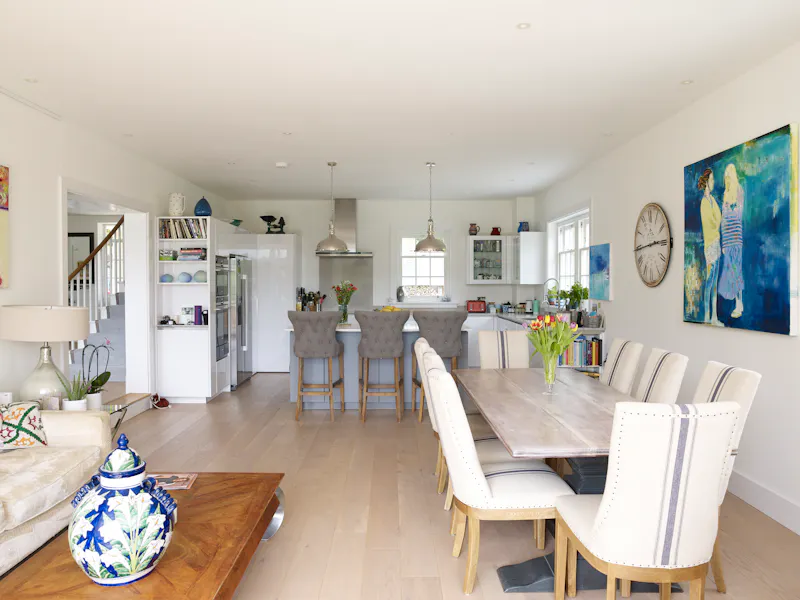 Dining room at White colonial  house in Churt, D2631 (photo 3)