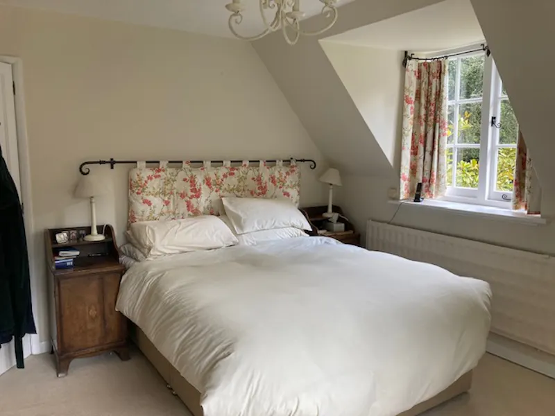 Bedroom at Traditional Dorking house, D1939 (photo 9)