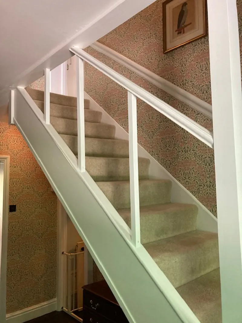 Staircase at Traditional Dorking house, D1939 (photo 8)