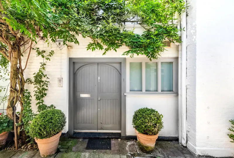 Modern Mews in Kensington, D2634 (photo 1)