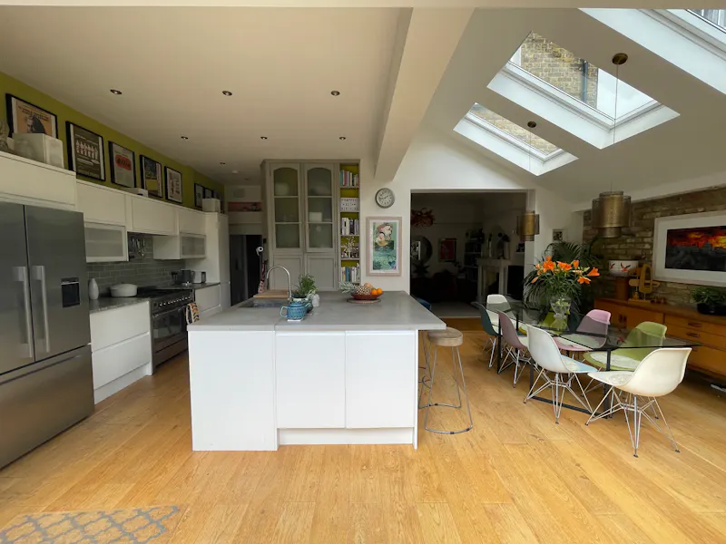 Kitchen island at Streatham Hill family house, E499 (photo 6)