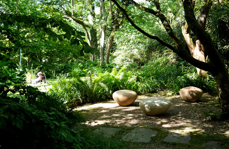 Dorking cottage sculpture garden, C42 (photo 6)