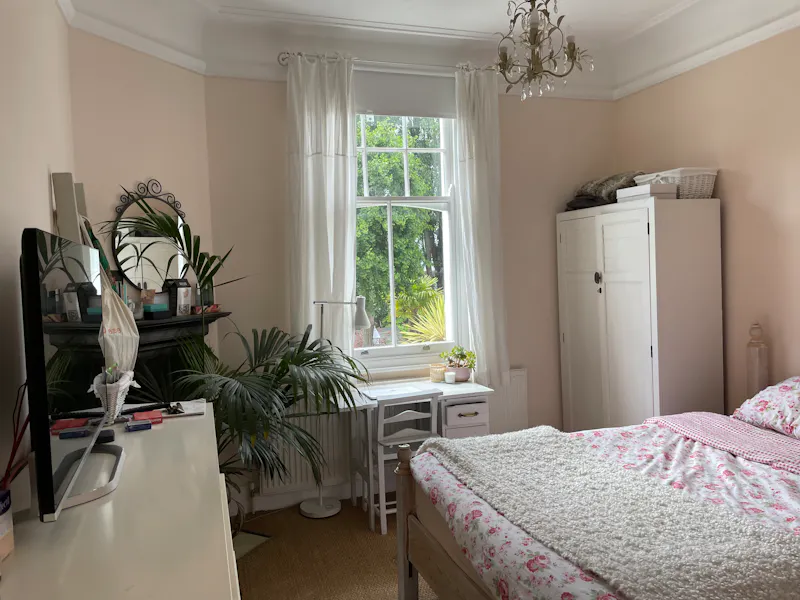Bedroom at Streatham Hill family house, E499 (photo 19)