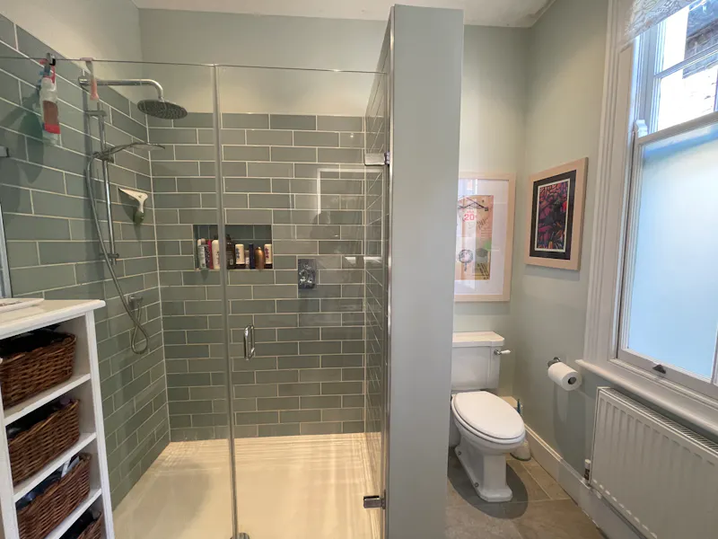 Shower at Streatham Hill family house, E499 (photo 13)