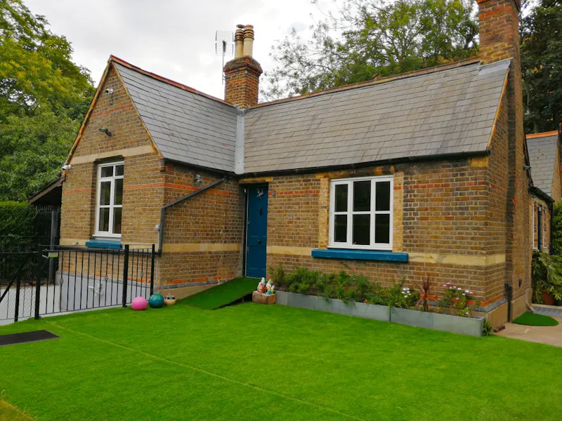 Barons Court Cemetery Lodge, B1981 (photo 1)