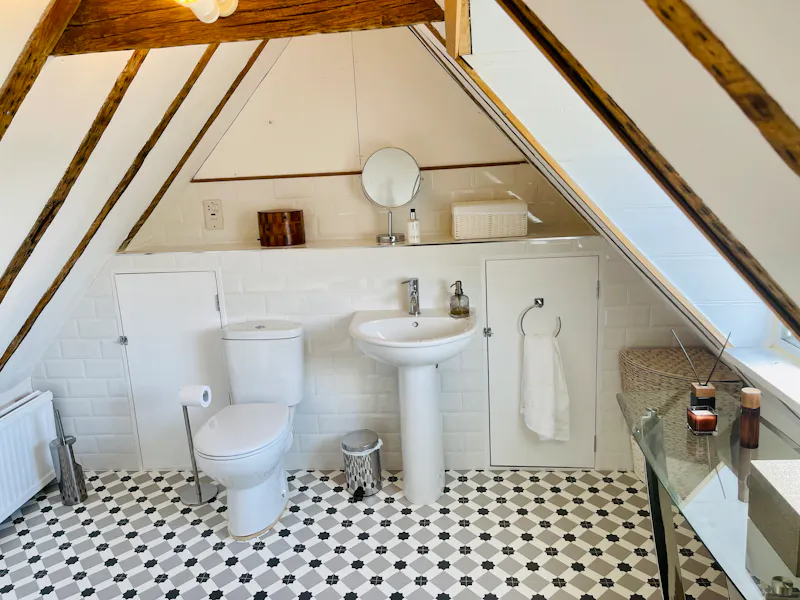 Bathroom at Woodchurch  Farmhouse, L733 (photo 35)