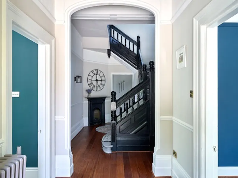 Entrance hall at Traditional Plymouth house, B1988 (photo 2)