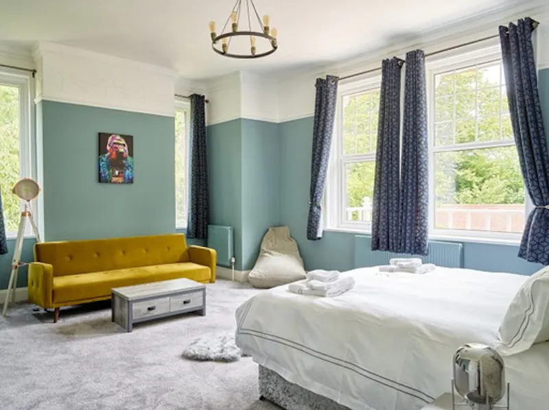 Bedroom at Traditional Plymouth house, B1988 (photo 8)