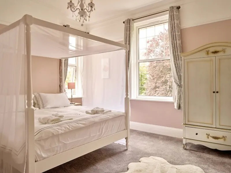 Bedroom at Traditional Plymouth house, B1988 (photo 11)
