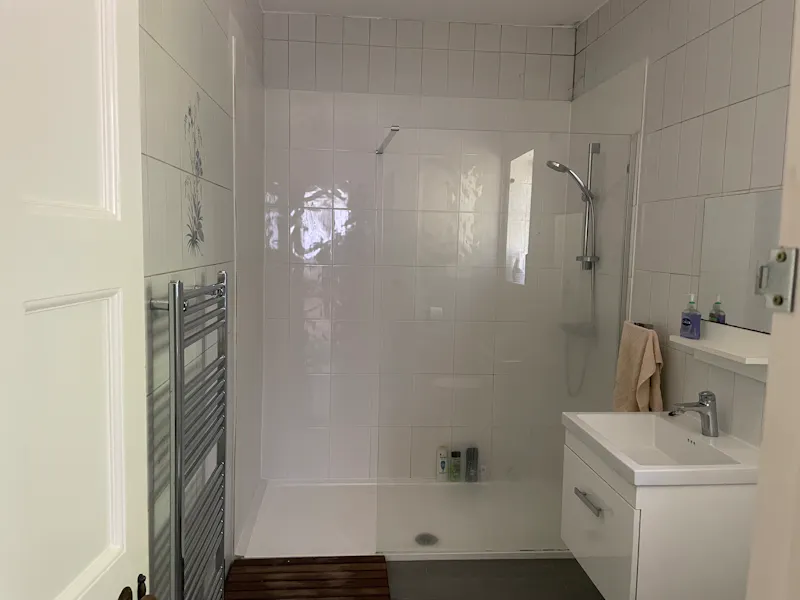 Shower at Northwood Mansion, E497 (photo 55)