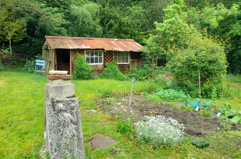 Garden at Pretty High Wycombe cottage, C585 (photo 19)