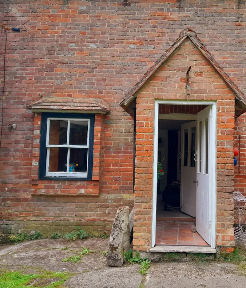 Pretty High Wycombe cottage, C585 (photo 2)