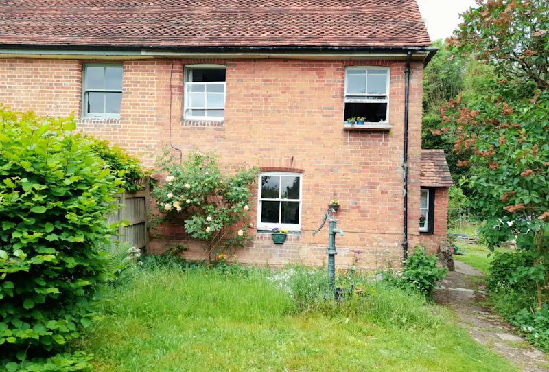 Pretty High Wycombe cottage, C585 (photo 18)