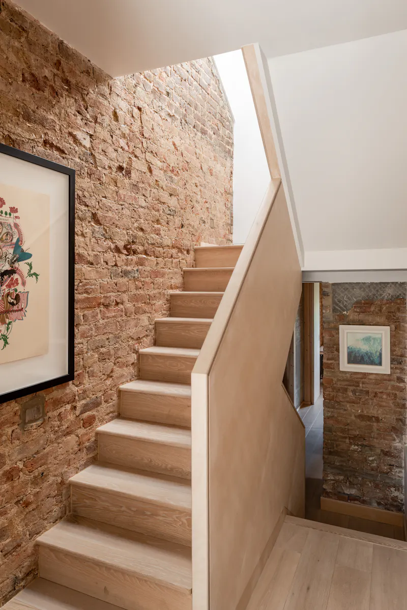 Staircase at Earthy London Terrace, B1991 (photo 32)
