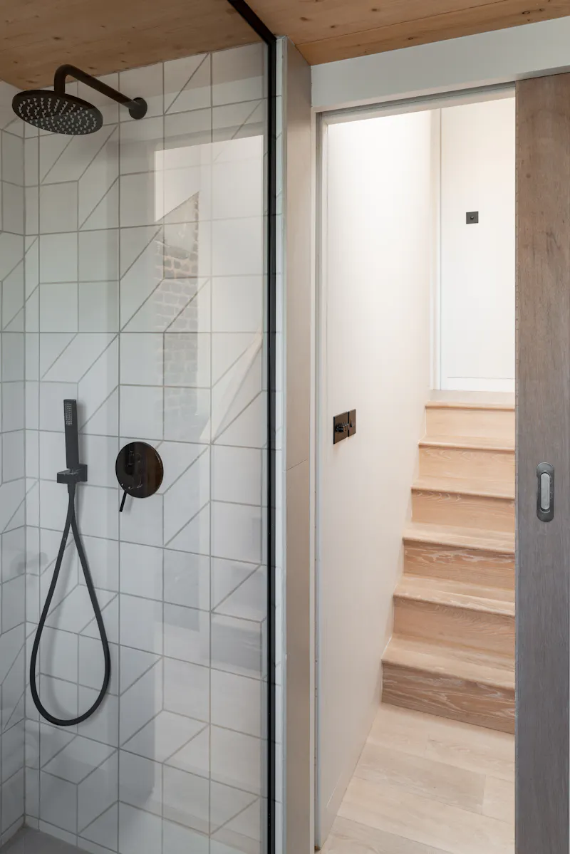 Shower at Earthy London Terrace, B1991 (photo 35)