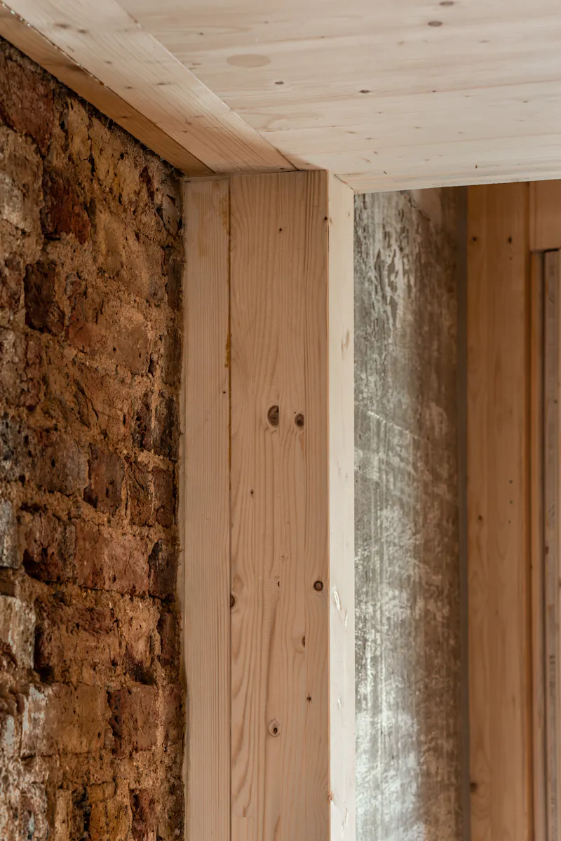 Exposed brick at Earthy London Terrace, B1991 (photo 12)