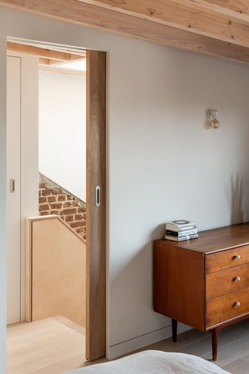 Staircase at Earthy London Terrace, B1991 (photo 38)
