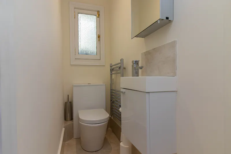 Bathroom at Barons Court family home, B1983 (photo 15)