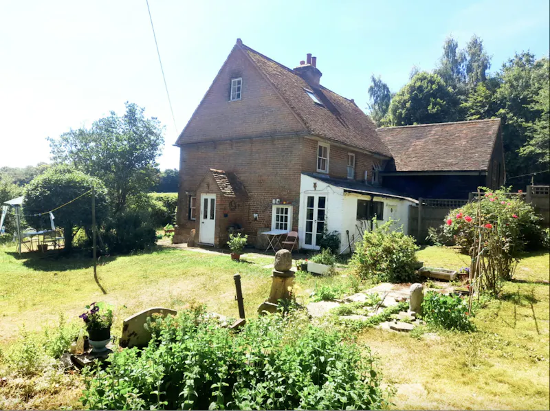 Pretty High Wycombe cottage, C585 (photo 1)