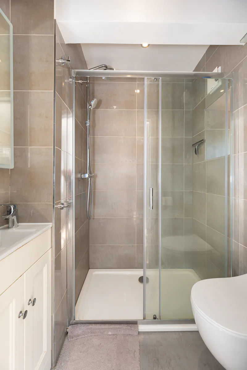 Shower at Bright family home in Purley, D2650 (photo 30)