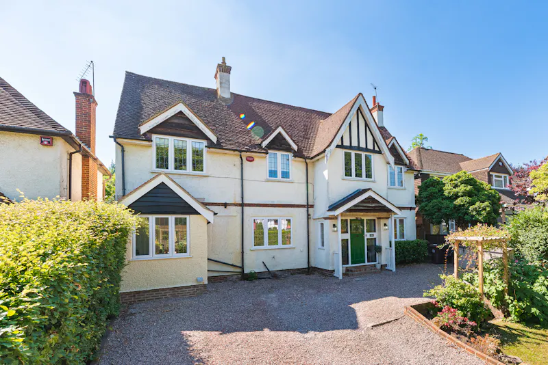 Driveway at Bright family home in Purley, D2650 (photo 1)