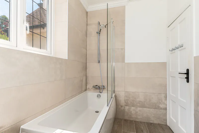 Bath at Bright family home in Purley, D2650 (photo 29)