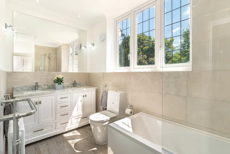 Bath at Bright family home in Purley, D2650 (photo 34)