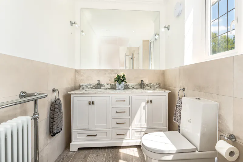 Bathroom at Bright family home in Purley, D2650 (photo 33)