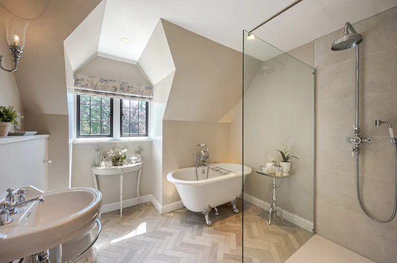 Bath at Crockham Hill Manor, B1984 (photo 47)