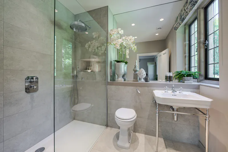 Bathroom at Crockham Hill Manor, B1984 (photo 62)