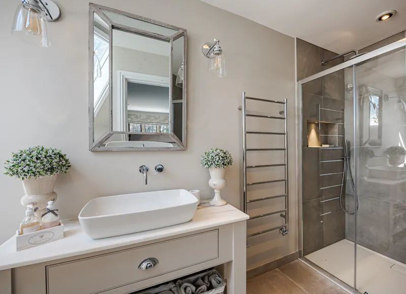 Bathroom at Crockham Hill Manor, B1984 (photo 67)