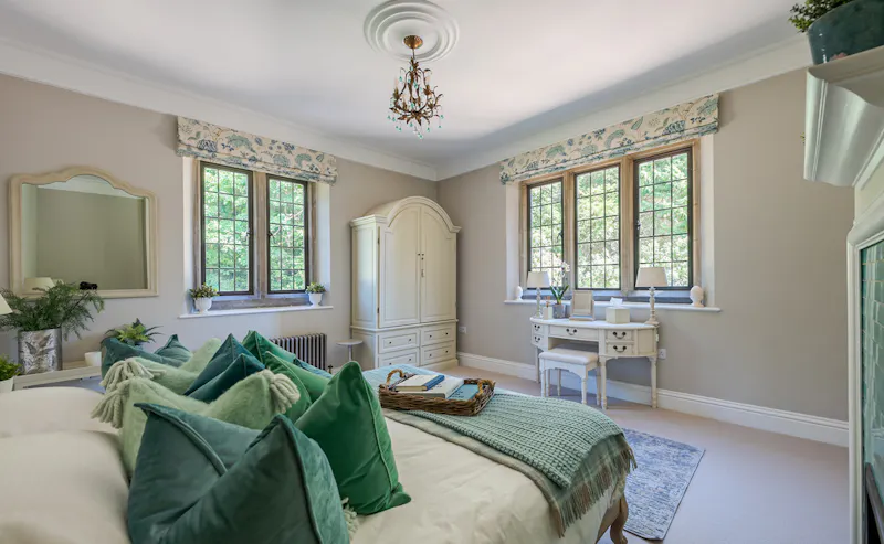 Bedroom at Crockham Hill Manor, B1984 (photo 48)
