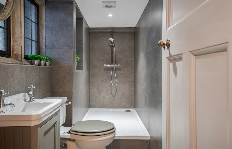 Bath at Crockham Hill Manor, B1984 (photo 31)