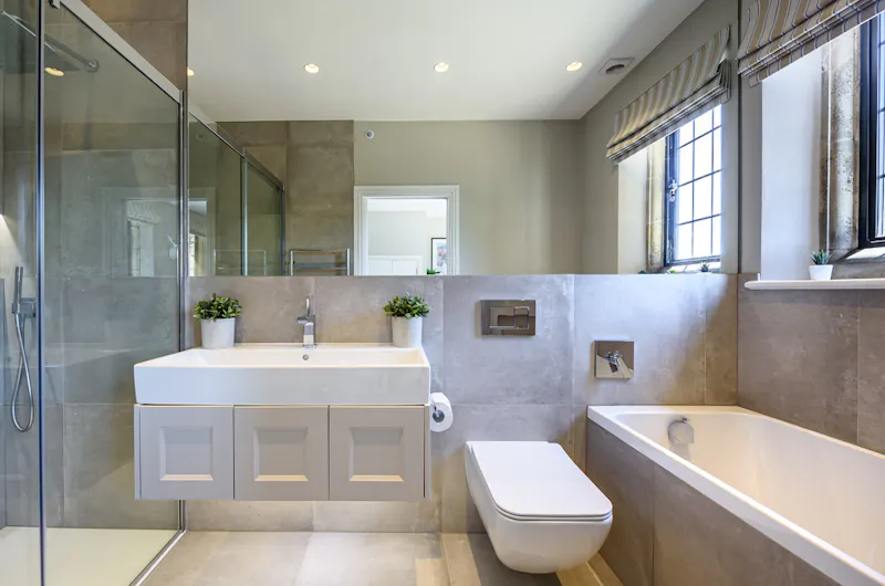 Bathroom at Crockham Hill Manor, B1984 (photo 51)