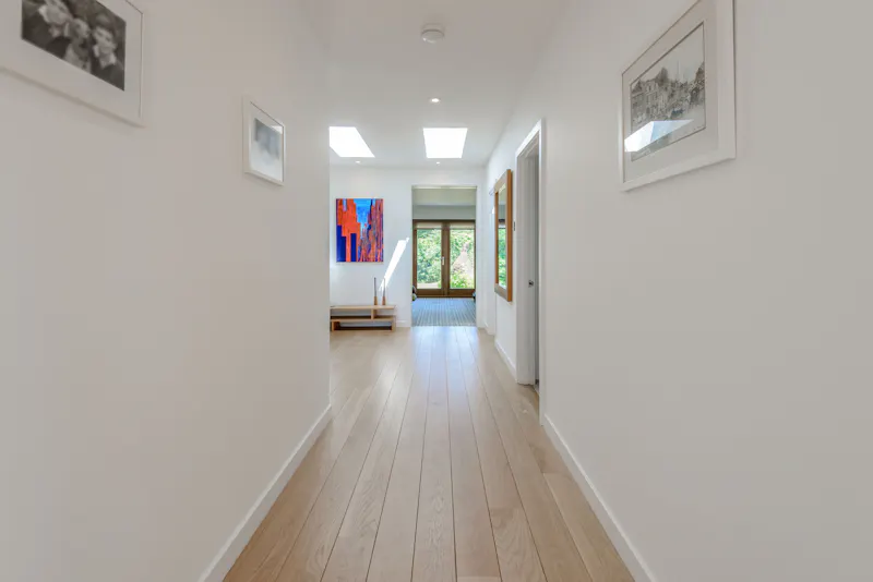 Entrance hall at Minimalist Peaslake house, D2652 (photo 2)