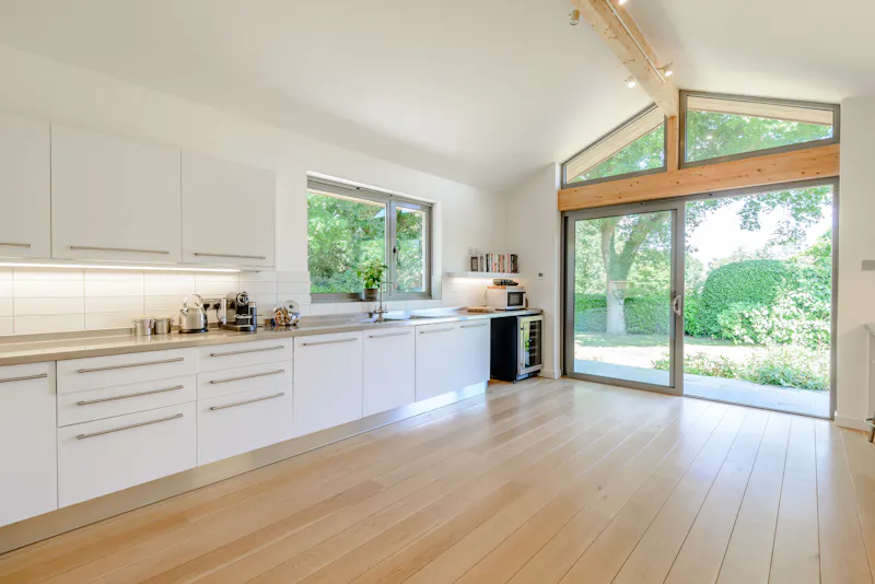 Kitchen at Minimalist Peaslake house, D2652 (photo 3)