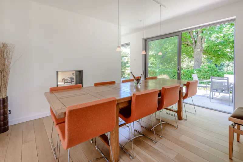 Dining room at Minimalist Peaslake house, D2652 (photo 5)
